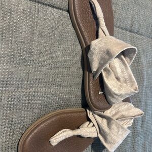 Sanuk Beige Bow Toe-Post Sandals with Brown Footbed